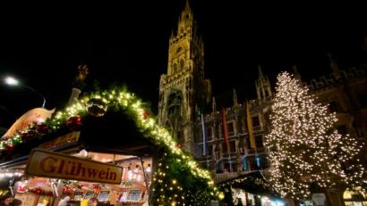 Archivbild: Lino Mirgeler/dpa
Mit weniger Alkohol und mit Maskenpflicht – so kann sich Ministerpräsident Markus Söder Weihnachtsmärkte heuer vorstellen.