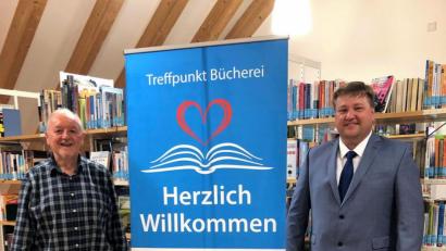 Bild: dü
Eröffnung Schreibwettbewerb
Stellv. Landrat Stefan Braun und Vorsitzender der Bücherei-Arbeitsgemeinschaft im Landkreis AS Georg Dürr