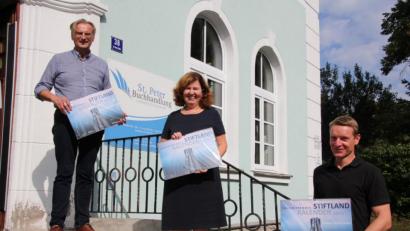 Bild: kro
Voller Stolz präsentierte Matthias Kunz (rechts) seinen Kalender 2021. Mit dabei waren Lebenshilfe-Geschäftsführer Berthold Kellner und die Leiterin des St. Peter-Buchladens,Gertraud Ernstberger.