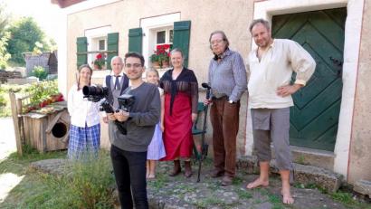 Bild: gac
Regisseur und Produzent Sasan Akbari (vorne) mit den Schauspielern und Tontechniker Kurt Schaffenroth (Zweiter von rechts).