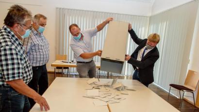 Bild: Hösamer
Kurz nach 18 Uhr leeren Bürgermeister Markus Schiesl und Markus Dirschwigl (von rechts) die Urne im Wahllokal im Haus der Pfarrgemeinde in Altendorf aus.