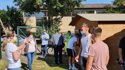 Bild: mr
Silke Ibler (links) zählt nach: Bei 200 Zuschauern war beim FC Wernberg Schluss.