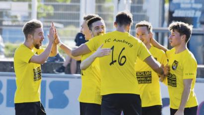 Bild: zg
Kollektiver Torjubel bei den Spielern des FC Amberg nach dem Führungstor von Torjäger Dennis Kramer (Mitte vorne) in der 44. Spielminute. Am Ende siegte der Bezirksliga-Spitzenreiter gegen den SC Luhe-Wildenau mit 3:2.