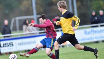 Archivbild: A. Schwarzmeier
Volltreffer: Patryk Bytomski (links) traf beim 4:0-Sieg der SV Grafenwöhr in Tegernheim zum zwischenzeitlichen 2:0.