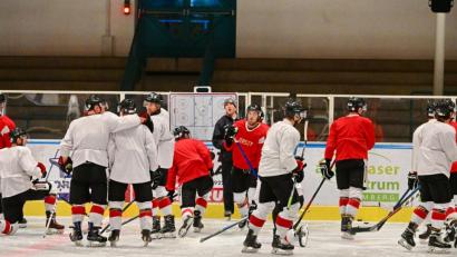 Bild: ref
Am Freitag war Trainingsauftakt beim ERSC Amberg. Coach Dan Heilman (Mitte hinten) forderte gleich einiges von seinen Spielern.