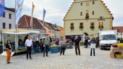 Bild: fdl
Sie freuten sich über den guten Start des Wochenmarkts vor dem Hirschauer Rathaus. Von links: Sandra Hüttner von der Stadt Hirschau, Bürgermeister Hermann Falk und die Anbieter vom Beutnerhof, Frau Raab, vom Hofladen Schönberger und der Bio-Käserei Wohlfahrt.