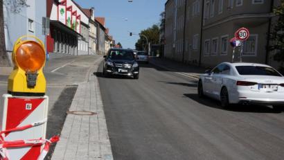 Bild: kro
Seit Sonntag rollt der Verkehr auf der Egerer Straße in Waldsassen wieder.