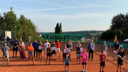 Bild: Jörg Girbinger
Trotz Corona richtete der TC Kümmersbruck eine erfolgreiche Tennis-Landkreismeisterschaft aus. Der stellvertretende Landrat Stefan Braun (Fünfter von rechts) gratulierte den Siegern und Spielern.