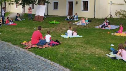Bild: Bianca Greger/exb
Die Kindergottesdienstgruppe Ichtys traf sich zu einem Gottesdienst im Pfarrgarten.