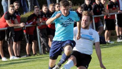 Bild: heh
Der Waldershofer Simon Wollner (rechts) kam gegen Lukas Baumgärtner (TSV Konnersreuth) nicht hinterher und packte als letztes Mittel die rabiate Grätsche aus.