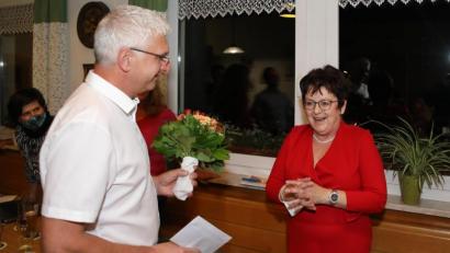 Bild: njn
Stellvertretender Vorsitzender Reinhold Kastner überreichte zum Abschied an die langjährige SPD-Ortsvereinsvorsitzende Brigitte Scharf einen Blumenstrauß.