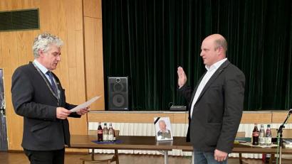 Bild: Eichl
Bürgermeister Robert Lindner vereidigt den Nachrücker für CSU-Gemeinderat Armin Betz, den Niedernflosser Landwirt Joachim Wagner (rechts).