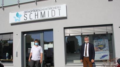 Bild: ads
Orthopädieschuhmachermeister Andreas Schmidt (links) mit 1. Bürgermeister Michael Göth vor dem Geschäft in der Unteren Gartenstraße 10 in Sulzbach-Rosenberg.