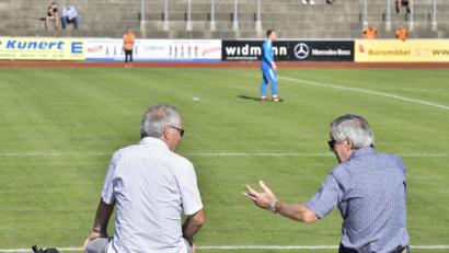 Bild: Hubert Ziegler
Ein Plausch unter Fußballfans im Stadion des FC Amberg: Ganz korrekt immer mit Abstand beim Spitzenspiel gegen den SC Luhe-Wildenau. Nicht ganz, denn zwei-, dreimal musste der Stadionsprecher die Zuschauer ermahnen, auf die nötige Distanz zu achten.