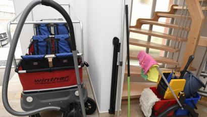 Bild: Petra Hartl
Am Donnerstag standen bereits die Putzutensilien bereit, um die neuen Räume der Kindertagesstätte für ihre Inbetriebnahme am Dienstag in Hochglanz zu versetzen.
