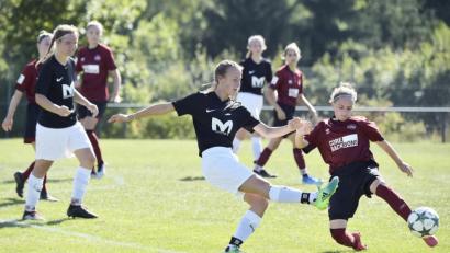 Bild: Hubert Ziegler
TSV Theuern - 1. FC Nürnberg 0:6 (0:3)

Kapitänin Lena Kattner vom TSV Theuern (dunkles Trikot) im Zweikampf mit einer Nürnberger Gegenspielerin.



Bild: Ziegler