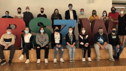 Bild: Matthias Burger/exb
Die Schüler der Mittelschule Wiesau mit BSZ-Schulleiter Thomas Metzler (Sechster von links), 
Andreas Büttner (Dritter von links), Mittelschulleiterin Andrea Schiml, Matthias Burger, Konrektorin Cornelia Heller-Trinks und Birgit Grassold (von rechts).