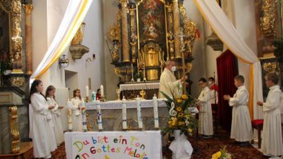 Bild: ads
Corona-konformer Gottesdienst zur Erstkommunion: Pfarrer Josef Irlbacher geleitete in Kemnath am Buchberg sechs Kinder zum Tisch des Herrn.