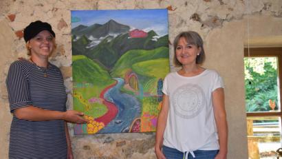 Bild: bö
Für die 20-jährige Hohenburgerin Lia Haberland (links) ist es die erste Ausstellung überhaupt. Daheim in Hohenburg, in der Hammermühle von Beate Schaller, sind ihre Bilder bis Ende Oktober zu sehen.