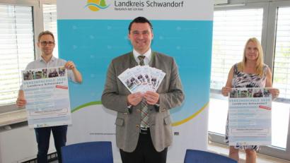 Bild: Hans Precht/Landratsamt Schwandorf/exb
Landrat Thomas Ebeling (Mitte), Projektleiter Florian Schmid von der Lernenden Region und seine Mitarbeiterin Doris Dürr präsentieren das Fortbildungsprogramm.