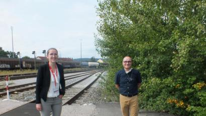 Bild: Viola Maier
Bahn-Sprecherin Marion Fink (links) und Peter Habermeier, Bahnbeauftragter der Stadt Schwandorf, sprachen über den Verlauf der ersten Bürgersprechstunde zum Bahnausbau.