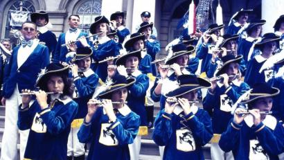 Bild: u
Vor dem New Yorker Rathaus hatte der Musikzug am 19. September 1975 seinen ersten Auftritt in einem anderen Erdteil. Tags darauf führten die 65 Hirschauer Spielleute die Steuben Parade mit 14 000 Teilnehmern an.