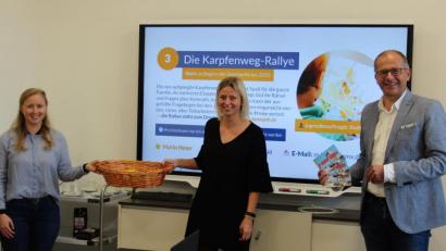 Bild: stg
Bürgermeister Roman Schäffler, Jugendbeauftragte Maria Heser sowie Susanne Schiller vom Stadtmarketing (von rechts) verlosten die Preise.