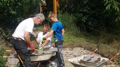 Bild: Bienenzuchtverein Sulzbach-Rosenberg/exb
Ohne Handarbeit geht auch am Lehrbienenstand nichts.