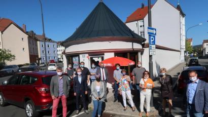 Bild: Kunz
Stadträte von SPD, FDP, Grüne und CSU gratulieren am Sonntagnachmittag Stadtrat Ali Zant (rechts) zum Bürgerbüro der Linken .