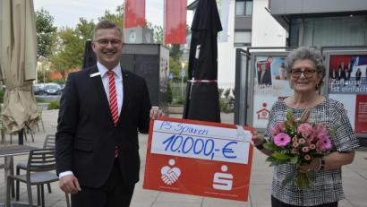 Bild: exb
Kundenberater Nico Harrer mit Gewinnerin Paulina Retzer.