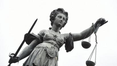 Symbolbild: Arne Dedert
Eine Bronzestatue der Justitia steht in Frankfurt am Main.