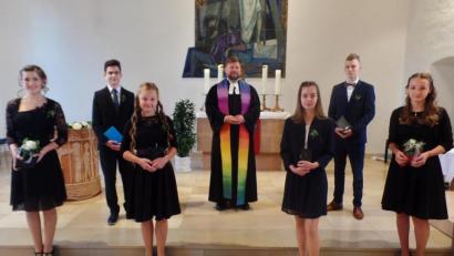 Bild: br
Erneut hat Pfarrer Hannes Kühn in Zeiten der Corona-Pandemie elf junge Frauen und Männer konfirmiert. Zur ersten Gruppe gehörten (von links) Annika Sendelweck, Markus Vetter, Vienna Hofmann, Emely Kahlert, Kimi Böhmer und Katharina Reiß.