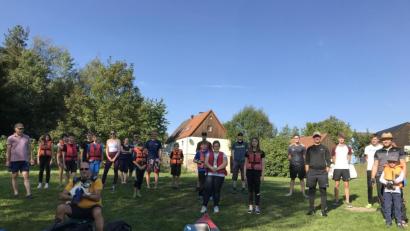 Bild: exb
Kurz vor dem Start posierte der Tischtennis-Nachwuchs mit Kanu-Gide Thomas Mauersberger (vorne mit Hund) und Spartenleiter Markus Schäffler (hinten, Mitte).