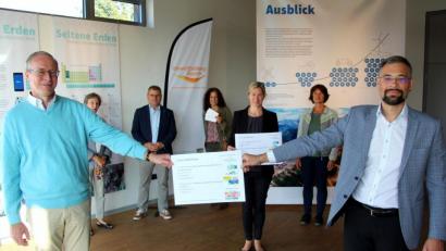 Bild: fsb
Sie stellen die Aktion vor: Frank Holzförster und Alexander Herzner (im Vordergrund von links) sowie Christina von Seckendorff, Karlheinz Budnik, Sandra Henkens, Annette Spreitzer und Brigitte Kreinhöfner (hinten, von links).