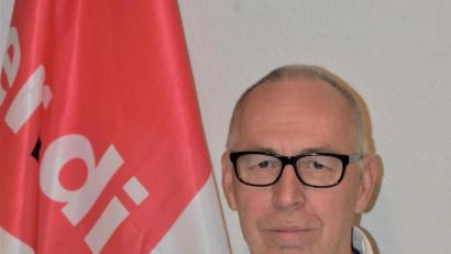 Bild: rgr
„Reden Sie mit den Beschäftigten auf den Übungsplätzen und nicht über Sie, Herr Aiwanger.“ Dies fordert Fachgruppensprecher Wolfgang Dagner von Wirtschaftsminister Hubert Aiwanger. Verdi fordert im Falle eines Truppenabzugs unter anderem die Aufstockung der Transfergesellschaft.