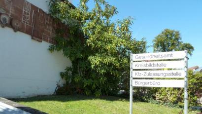 Bild: Portner
Bald wird hier ein Schild weniger hängen: Die Außenstelle der Kreisbildstelle in Oberviechtach wird aufgelöst.
