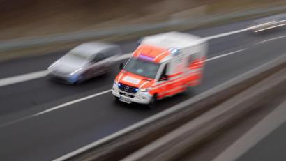 Symbolbild: Julian Stratenschulte
Ein Rettungswagen fährt über die Autobahn.