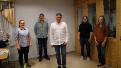 Bild: wel
Christian Schönberger (Mitte) steht als Vorsitzender weiterhin an der Spitze des Pferdesportvereins. Mit im Bild (von links): Melanie Meier, Manfred Maier, Veronika Eberhard, Gabriele Pößl.