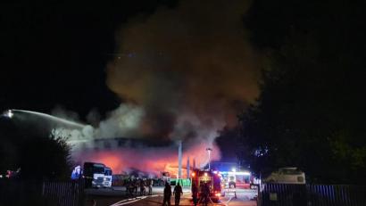 Bild: vifogra/dpa
Eine Lagerhalle voller Abfall hat in Regensburg lichterloh gebrannt