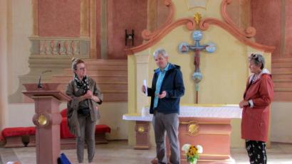 Bild: Förderverein Maria Loreto/exb
Loroto-Verein-Vorsitzende Ulrika Hart, Organisator Walter Rustler und Kreisvorsitzende Birgit Trottmann von der Paneuropa-Union (von links) vor dem Hochaltar der Heilig-Geist-Kirche Loreto.