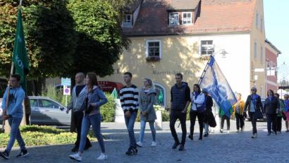 Bild: kro
Eine Sternwallfahrt aus drei verschiedenen Richtungen bildete der Auftakt der 14. Wallfahrt zum Geschändeten Heiland.