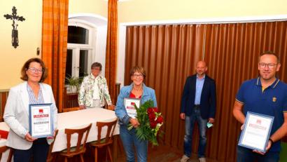 Bild: fjo
Die Verabschiedung der langjährigen Marktratsmitglieder.Monika Zeitler-Kals, Margit Kirzinger und Thomas Glaser (vorne, von links) leitet Fraktionssprecher Johannes Zeug in Assistenz von Ortsvorsitzender Irmgard Bótha (hinten, von rechts).