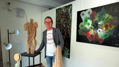 Bild: ubb
Wolfgang Horn hat seine Gedanken über den Coronavirus teils in seinen Werken künstlerisch aufgearbeitet. Wie ein ,schwarzer Faden’ zieht sich sein Gedankengut durch die kleine Ausstellung im Kunsthaus-Schaufenster.