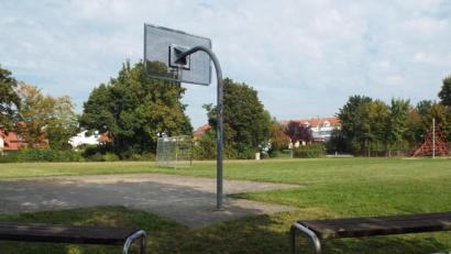 Bild: e
Ein Platz, zu dem Jugendliche gerne kommen: Der Spielplatz mit Basketballkorb und zwei Sitzbänken zieht die jungen Leute an. Anwohner stören sich jedoch an der Lautstärke.