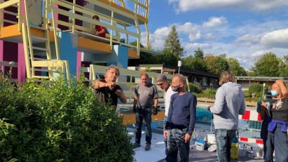 Bild: cf
Regisseur Marcus H. Rosenmüller (links) gibt seiner Crew Anweisungen. Im Hintergrund der Sprungturm, der im Film eine wichtige Rolle spielt.
