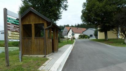 Bild: Portner
Die Ortsmitte von Mitterlangau profitiert von der Oberbauverstärkung der Gemeindeverbindungsstraße nach Pirk. Denn auch die Bankette vor dem Buswartehäuschen sind neu gesetzt, ebenso rund um die Dorfkapelle (rechts).