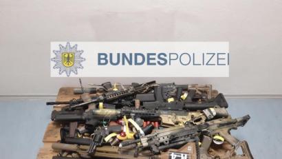 Bild: Bundespolizeiinspektion Waidhaus
Waidhauser Bundespolizisten und Weidener Verkehrspolizisten stellten 30 Softairwaffen ohne Prüfzeichen sicher.