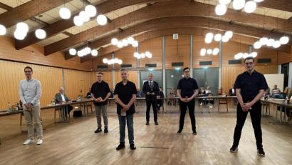 Bild: Eichl
Gerhard Plödt, Mike Schütz, Colin Januj, Kilian Seidel und Korbinian Seidel (von links), die besten Flosser Entlass-Schüler, werden von Bürgermeister Robert Lindner ausgezeichnet.