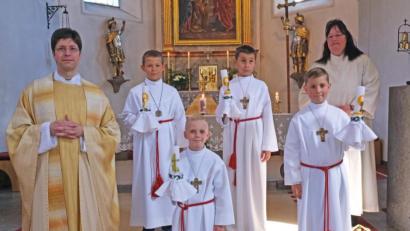 Bild: nm
Vier Buben durften am Sonntag an den "Tisch des Herrn" treten. Die ursprünglichen Planungen sahen das nicht vor. Ein Verschieben auf 2021 ließ sich aber doch noch vermeiden.