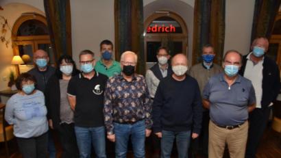 Bild: dob
Johann Gmeiner (vorne, recht) leitet auch die nächsten zwei Jahre wieder den Fotoclub. Neu ist sein Stellvertreter auf diesem Posten, Thomas Stock (vorne, Zweiter von rechts). Christine Seiler (Kassiererin) und Richard Danzl (Schriftführer), (von links) komplettieren den Vorstand.